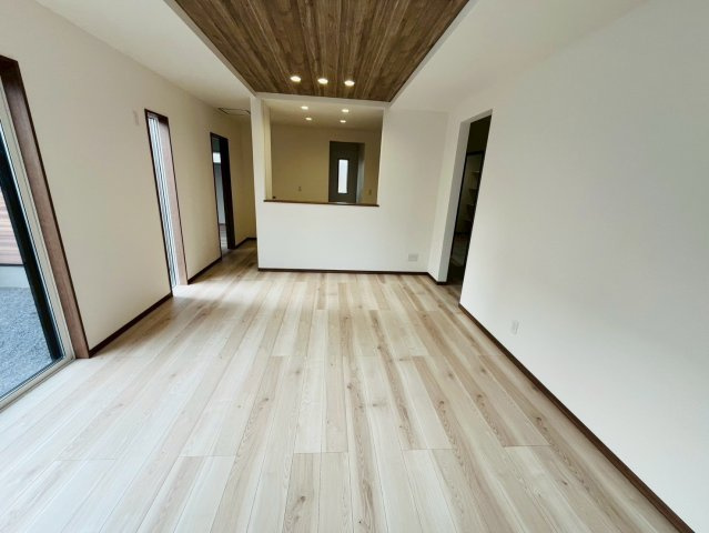 第11期の居間・リビング|〇３号棟　リビング〇
奥行きのあるリビング。対面キッチンなので、家族との会話を楽しみながら料理を作ることができます♪
2025年11月撮影