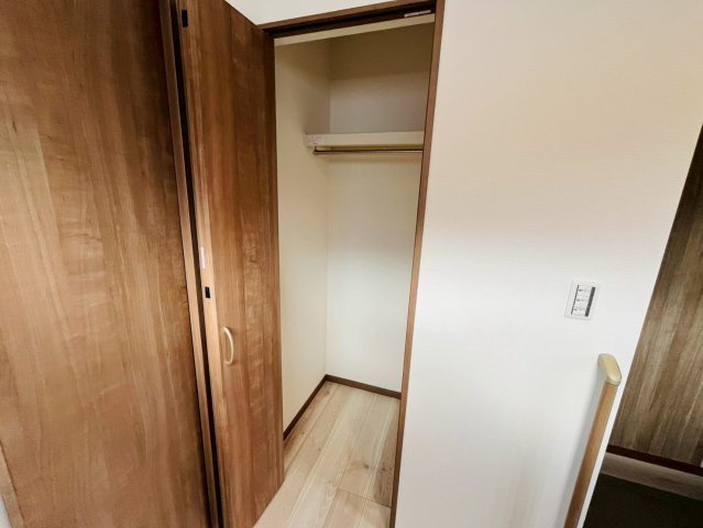 第11期の収納|〇３号棟　収納〇
玄関ホールにも収納スペースがございます。奥行きがあるのでたっぷり収納できます♪
2025年11月撮影