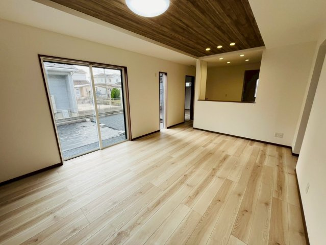 第11期の居間・リビング|〇３号棟　リビング〇
落ち着きのある木目調のリビング。南面に窓がございますので太陽の光を反射し、室内を明るく保つことができます♪
2025年11月撮影