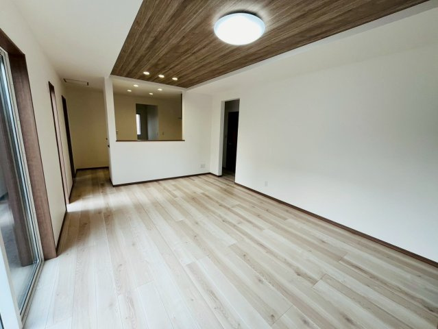 第11期の居間・リビング|〇３号棟　リビング〇
折り上げ天井がお洒落で開放的な空間を演出します♪
2025年11月撮影