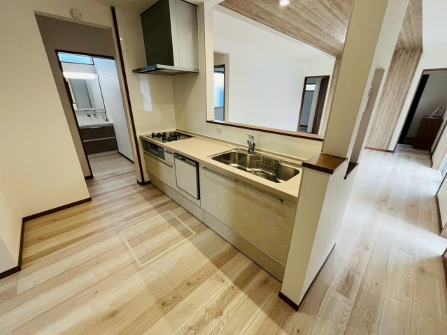 第11期のキッチン|〇３号棟　キッチン〇
開放感のある対面式キッチン！お料理しながら家族の顔が見られる安心感。キッチンとダイニングが近く食事の用意や片づけが楽々♪
2025年11月撮影