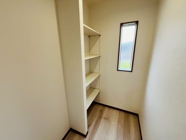 第11期の収納|〇３号棟　パントリー〇
食器はもちろん、日用品、消耗品、備蓄用の非常食などいろいろと収納できます♪
2025年11月撮影