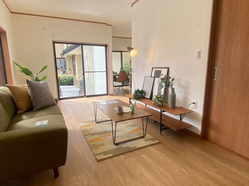 【居間・リビング】 | 【仲介手数料０円】海老名市国分南4丁目　中古一戸建て | 海老名市国分南4丁目　中古一戸建て