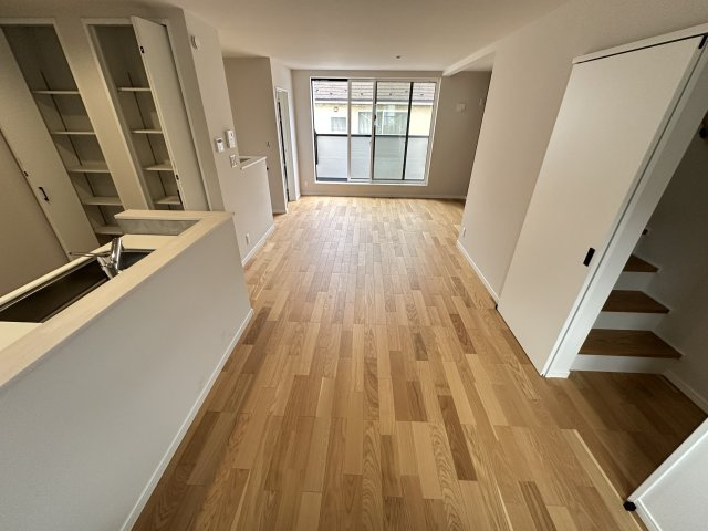 朝霞市本町２丁目　建築条件付き売地の前面道路含む現地写真