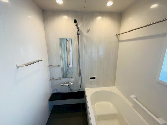 幸手市下川崎　第1期　全7邸の浴室|〇６号棟　浴室〇
空気もこもらずいつもクリーンな浴室乾燥機付の広々バスルーム♪
2025年11月撮影