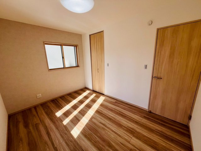 幸手市下川崎　第1期　全7邸の洋室|〇６号棟　洋室　6帖〇
日差しが注ぎ、心地よい空間です。各居室に収納付きで住みやすさにこだわっています！
2025年11月撮影