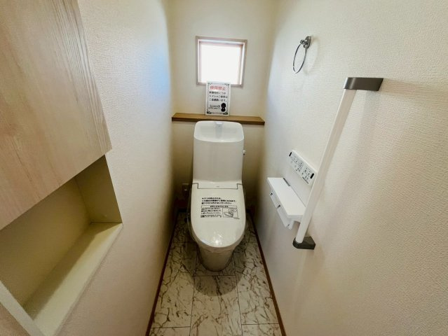 幸手市下川崎　第1期　全7邸のトイレ|〇６号棟　トイレ〇
ウォシュレット付きトイレ。収納＆手摺り、タオル掛け付きです（＾＾）
2025年11月撮影