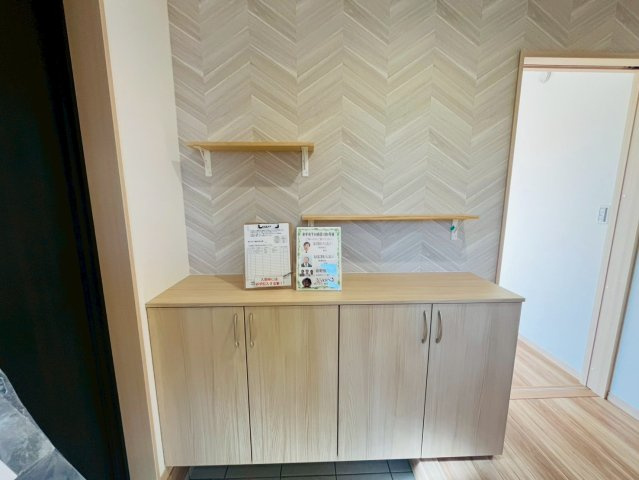 幸手市下川崎　第1期　全7邸の玄関|〇６号棟　玄関〇
ナチュラルなデザインの玄関。飾り棚で見せる収納も楽しめます♪
2025年11月撮影