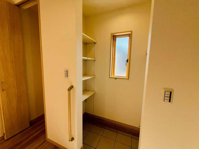 幸手市下川崎　第1期　全7邸の収納|〇６号棟　シューズインクローク〇
可動棚付きのシューズインクローク♪季節物の長いブーツもスッキリ収納できます。土間空間なので、ベビーカーやゴルフバックなども収納できます。
2025年11月撮影