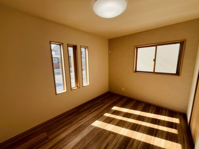 幸手市下川崎　第1期　全7邸の洋室|〇６号棟　洋室　6帖〇
南面に面していますので朝も気持ちよく日差しがふりそそぎます♪
2025年11月撮影