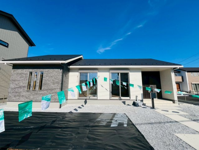 幸手市下川崎　第1期　全7邸の外観|〇４号棟〇
広々主寝室8帖！雨の日も安心インナーバルコニーのある間取りのお家です♪
2025年10月撮影