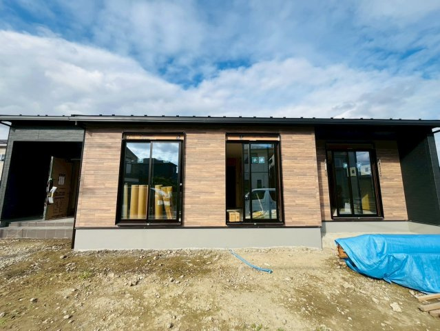 幸手市下川崎　第1期　全7邸の外観|〇５号棟〇
全居室南向き！
シューズインクローク、パントリー付き！収納豊富な平屋プランです♪
2025年10月撮影