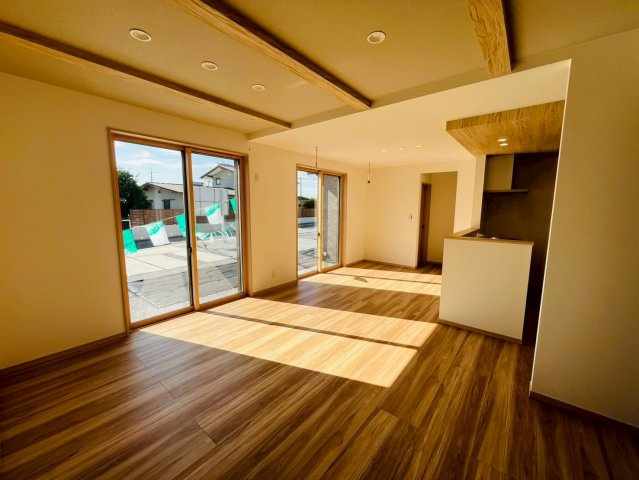 幸手市下川崎　第1期　全7邸の居間・リビング|〇６号棟　リビング〇
リビングには開放感を感じる折上天井、アクセントにおしゃれな見せ梁も設けました♪
2025年11月撮影