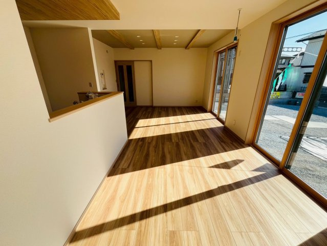 幸手市下川崎　第1期　全7邸の居間・リビング|〇６号棟　リビング〇
南面には掃出し窓があり、とても明るいリビングです♪
2025年11月撮影