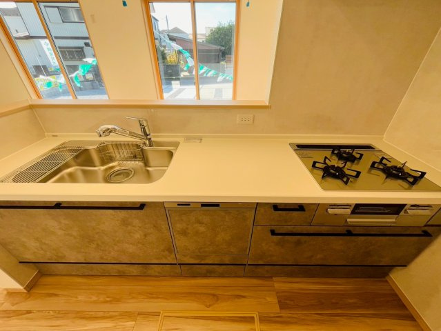 幸手市下川崎　第1期　全7邸のキッチン|〇６号棟　キッチン〇
節水、手荒れ防止にもなる食洗機付きキッチン♪家事の時短が図れるので共働きのご夫婦にもおすすめです（＾＾）
2025年11月撮影