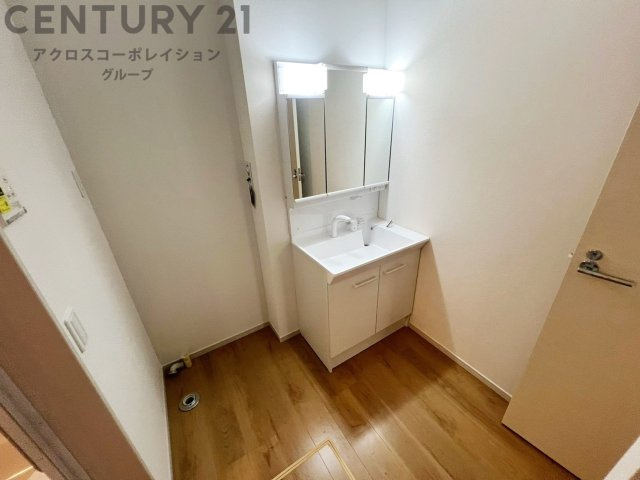 化粧品や洗顔料、歯ブラシなどの必需品をまとめて置ける収納スペースがあり、使用するたびに取り出す手間が省けます。また、水回りのため、濡れても大丈夫な素材が使用されており、お手入れが簡単です。