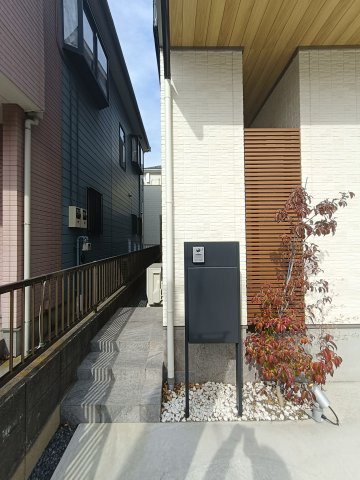 吉川市　吉川1丁目　新築戸建　　全1棟の玄関|明るい玄関です