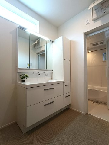 吉川市　吉川1丁目　新築戸建　　全1棟の洗面所|広い洗面スペース