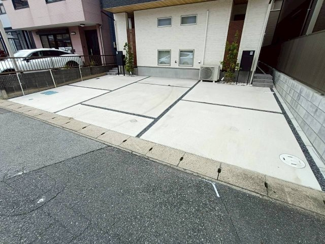 吉川市　吉川1丁目　新築戸建　　全1棟の駐車場|車をお持ちの方に嬉しい駐車場付きの物件です