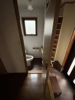 【トイレ】 | 川口市東本郷　中古戸建 | 1階のトイレです！1階玄関からすぐ♪