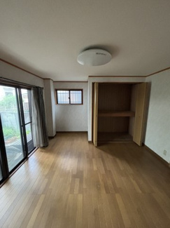 【洋室】 | 川口市東本郷　中古戸建 | 1階8帖の広々洋室は玄関と並びお庭が望めます