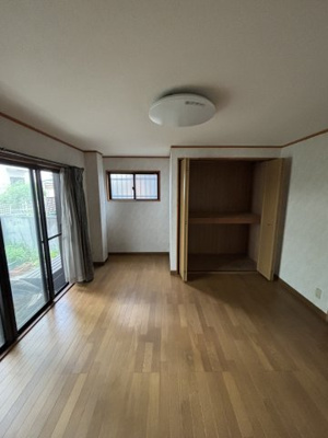 【洋室】 | 川口市東本郷　中古戸建 | 1階8帖の広々洋室は玄関と並びお庭が望めます