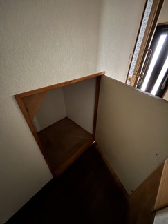 【収納】 | 川口市東本郷　中古戸建 | 1階玄関を上がりますと、階段下に収納がございます♪
