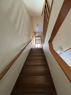 【その他】 | 川口市東本郷　中古戸建 | 3階に上がれる階段です！手すりがついて安心の階段♪