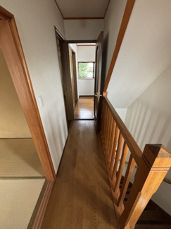 【その他】 | 川口市東本郷　中古戸建 | 3階廊下です♪左に3階和室、その先に洋室＋納戸＋4階にあがる階段がございます
