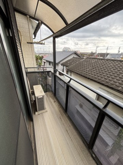 【バルコニー】 | 川口市東本郷　中古戸建 | 3階バルコニー！！急な雨にも慌てず対応できる屋根がついて安心です