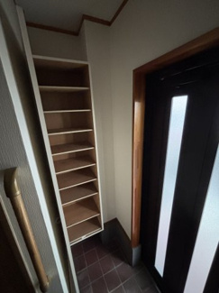 【玄関】 | 川口市東本郷　中古戸建 | 1階玄関の大容量シューズボックス