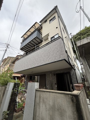 【外観】 | 川口市東本郷　中古戸建 | 1階玄関（外観）です、細い私道側より入ってこられます♪