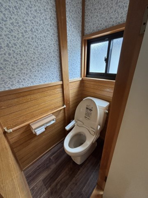 【トイレ】 | 川口市東本郷　中古戸建 | 2階トイレです温水洗浄便座♪窓があり換気対策も◎
