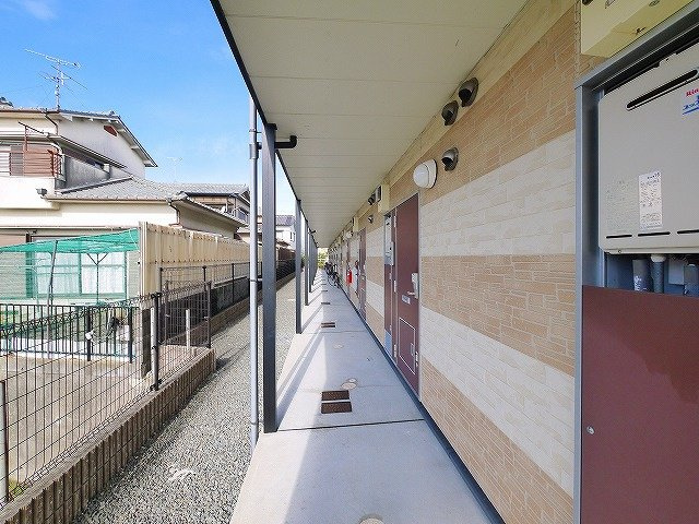 レオパレスめいのエントランス|建物の内部です