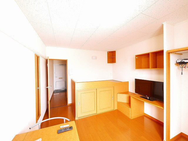 レオパレスめいの洋室|落ち着いた色調の洋室です