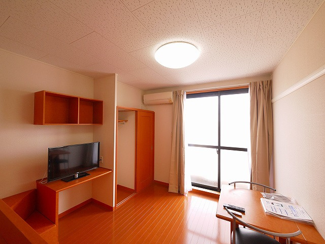 レオパレスめいの居間・リビング|ゆったり過ごせるお部屋です