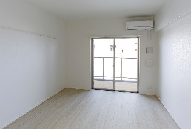 新品家具付きマンション奈良屋町13(KaGood福岡)の洋室|落ち着いた色調の洋室です