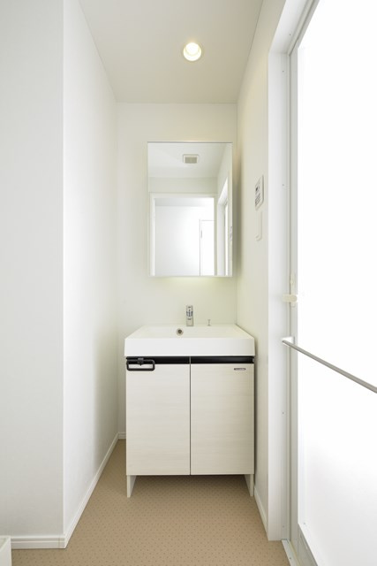 新品家具付きマンション住吉3(KaGood福岡)の独立洗面台|独立洗面台、小物を置くことができて便利です