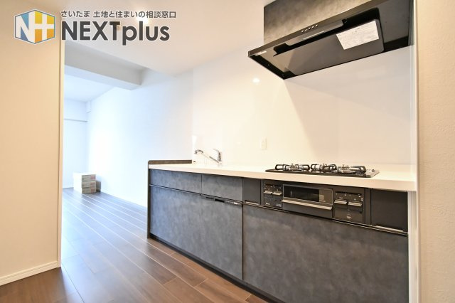 ルネサンスタワー北大宮のキッチン|黒基調のシステムキッチン。壁付けタイプのキッチンですので背後も圧迫感を感じず、お料理に集中することが出来ます。また、出来上がったお料理をすぐに運ぶことが出来るもの魅力です！