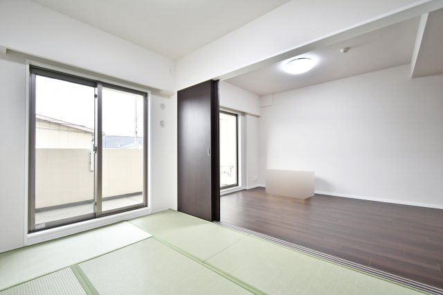 ルネサンスタワー北大宮の和室|和室5.5帖：リビング横のお部屋になっておりますので、スライドドアを開けてリビングの延長としても使えます。玄関からもリビングも出入りが出来るお部屋になっておりますので客間にもオススメ◎