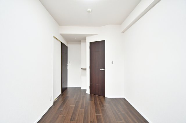 ルネサンスタワー北大宮の洋室|洋室①6.0帖：クローゼットは各部屋に備わっておりますので、家族それぞれで洋服収納をすることも可能です。また、上下セパレートになっているため衣替えもしやすく、ハンガーパイプで家事時短にも◎！