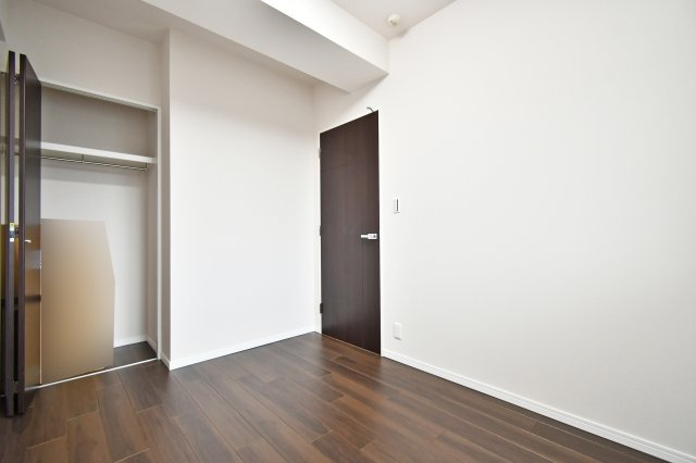 ルネサンスタワー北大宮の洋室|洋室②5.0帖：クローゼットは上下セパレート・ハンガーパイプ付きです！上には季節物や思い出など毎日手に取らないものを収納、下にはハンガーパイプへコートや洋服など…かける収納もできます！