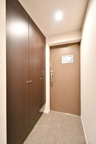 ルネサンスタワー北大宮の玄関|玄関は広めに設計されておりますので、お子様と並んで靴を一緒に履く事もできます！センサーライトになっておりますので、電気の消し忘れもない＆帰宅時も明るい玄関でお出迎えしてくれる家族想いな玄関です。