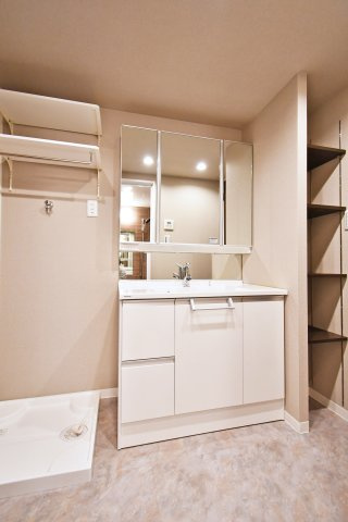 ルネサンスタワー北大宮の独立洗面台|ランドリースペース：上には棚もついている為、タオルを置いたり洗剤や柔軟剤置き場に便利です。洗剤を床に置かなくて済むため、特に小さなお子様が居る家庭では『誤飲対策』、お掃除も楽々行えます。