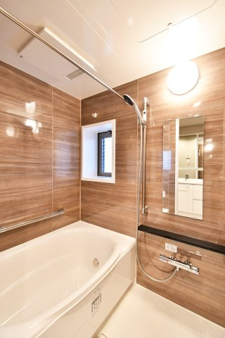 ルネサンスタワー北大宮の浴室|シックで上品さを感じるバスルームはまるでホテルのような仕上がり。日常から解放できる癒しの空間となります。木目がアクセントになっております！新品ですのでご入居後から気持ちよく入浴頂けます。