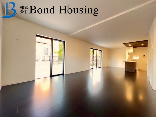 「WIC等収納豊富」「周辺環境充実」　桜が丘東町5丁目の居間・リビング