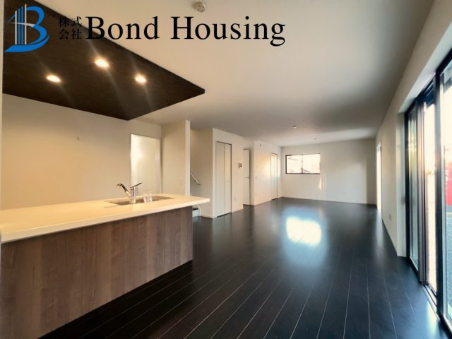 「WIC等収納豊富」「周辺環境充実」　桜が丘東町5丁目の居間・リビング