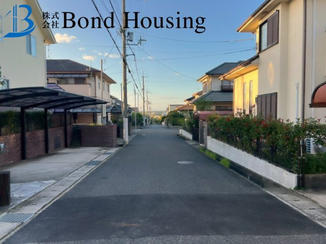 「WIC等収納豊富」「周辺環境充実」　桜が丘東町5丁目の前面道路含む現地写真