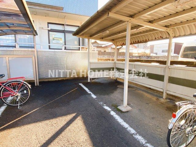 花太コーポ篠尾のエントランス|屋根付きの駐輪場は無料です★