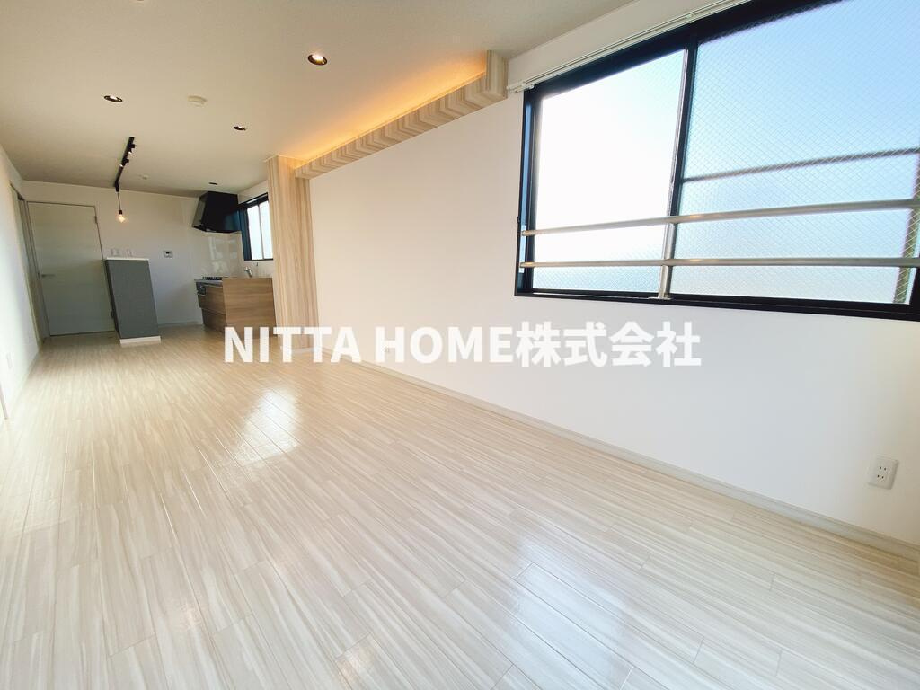 花太コーポ篠尾の居間・リビング|１５．８帖のリビングルームは広々自由なレイアウトを楽しめます